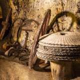 Nella pressa del macchinario troviamo dei fiscoli, i dischi in fibra che si usavano per separare l�olio dalla sansa. Accanto, si addossano al muro delle grandi ruote da carrozze e vecchi utensili per lavorare la terra